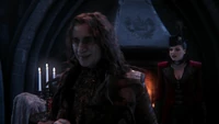 Regina s'informe sur le prix de l'aide de Rumplestiltskin.