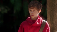 5x07 Apprenti Sorcier jeune écoute Merlin