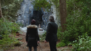 4x06 Belle French M. Gold entrée grotte gelée forêt de Storybrooke