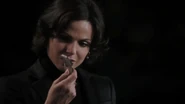 Regina findet eine Glasscherbe.
