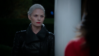 5x05 Emma Swan Cygne Noir Ténébreuse demeure porche maison manoir Regina Mills discussion nuit soir