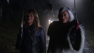 4x12 Ursula Cruella d'Enfer lisière bois Storybrooke nuit voiture pluie avertissement