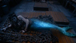 3x01 sirène.png (1,45 Mio) Une sirène du Pays Imaginaire. ("Il Suffit d'y Croire")