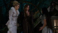 Glinda et Zelena rencontrent Dorothy Gale. ("Nous ne Sommes Plus au Kansas…")