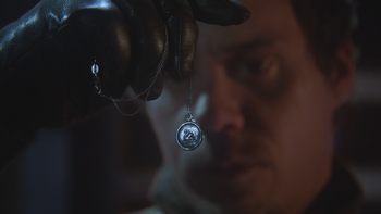3x15 Neal Cassidy main collier porte-clés pendentif médaillon de cygne Emma Swan