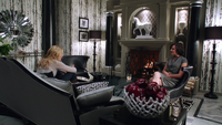 1x02 Emma Swan Regina Mills pommes bureau du maire mairie de Storybrooke.png