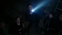 2x07 David Nolan Mère Supérieure Henry Mills nains lumière lampe torche mines découverte poussière de fée