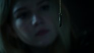 4x19 Emma Swan jeune pendentif Lily Page regard