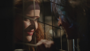 3x13 Zelena sourire M. Gold grille barreaux cage prison