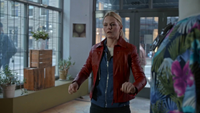 5x20 Emma Swan veste en cuir rouge armure magasin Tasha Morris