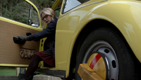 5x20 Emma Swan jeune voiture jaune piégée immobilisée