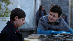 3x11 Henry Mills Mary Margaret Blanchard cadeau livre de contes Il Était une Fois apparition magie boîte à déjeuner sourire