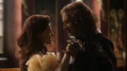 Belle et la Bête Rumplestiltskin, interprétés par Emilie de Ravin et Robert Carlyle.