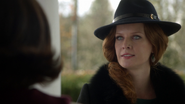 6x12 Zelena Regina Mills dos porte d'entrée maison Mills menace interdiction Robin de Locksley uchronie approcher Robin