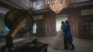 4x01 Belle French M. Gold Rumbelle danse bal La Belle et la Bête Disney lune de miel