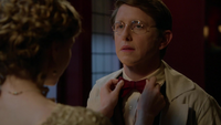 6x04 Dr Henry Jekyll Mary Angleterre Victorienne atelier de Jekyll lunettes nœud papillon main