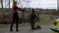 4x19 Lily Page Emma Swan Voiture Jaune Pistolet Menace Duel