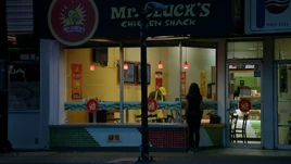 7x01 Jacinda Vidrio dos retour entrée Mr Cluck's Chicken Shack soirée nuit