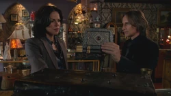 2x02 Regina Mills livre de sorts Cora M. Gold apparition boutique d'antiquités