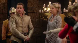 Prinz Charming fragt Abigail ob sie tanzen möchte.