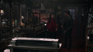 5x08 Belle French Killian Jones boutique d'antiquités probable usurpation