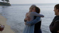 4x09 Elsa Anna Kristoff retrouvailles câlin plage Storybrooke