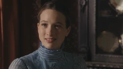 W1x06 Alice sourire façade trahison consternation sidération.png (785 kio) Alice (Sophie Lowe). ("Qui est Alice ?")