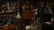 4x07 Henry Mills M. Gold balaie boutique cire meuble magique