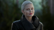 5x05 Emma Swan Cygne Noir Ténébreuse sourire malice regard aide Nicodème Henry Mills