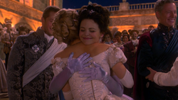 1x04 Prince David Charmant Ella Cendrillon Blanche-Neige Roi Prince Thomas dos embrassade étreinte félicitations mariage mini