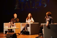 David Anders et Sarah Bolger écoutent l'animatrice leur traduire les questions.