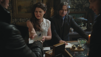 4x02 Killian Jones Capitaine Crochet Belle French Storybrooke M. Gold David Nolan pendentif flocon boutique d'antiquités