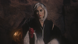 4x13 Cruella d'Enfer couteau