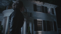 5x05 Emma Dark Swan Cygne Noir Ténébreux Ténébreuse Henry Mills fenêtre maison nuit