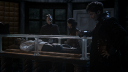 2x05 Dr Victor Frankenstein Reine Regina Jefferson Chapelier Fou Daniel Colter cercueil de verre