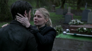 5x21 Emma Swan Killian Jones cimetière tombe Robin de Locksley sécurité