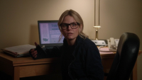 5x20 Emma Swan jeune assise bureau ordinateur logiciel Trakr