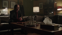 1x19 M. Gold cabinet du Dr Hopper Archie Archibald Hopper table patient histoires confidences fils Baelfire.png