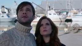 Eric und Arielle sehen wie die Jolly Roger nach Storybrooke zurückkehrt.