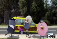 Sr. e Sra. Robison discutem com o Guarda Rosquinha