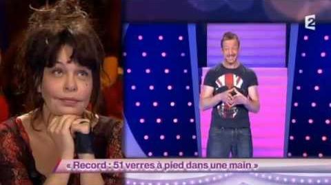 Record : 51 verres à pied dans une main