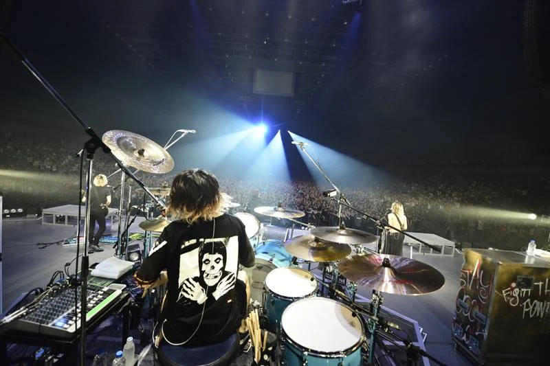 Tomoya's Kit | ONE OK ROCK Wiki | Fandom