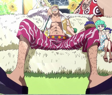 Sugar sentada, junto con Doflamingo.