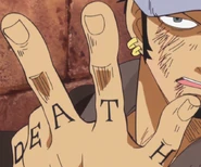 Law's Finger Tattoos.png (665 KB) Zbliżenie na tatuaże na palcach Lawa.