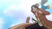 Higuma jetant Luffy à l'eau