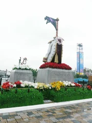 Lápides de Ace e Barba Branca feitas pela Universal Studios.