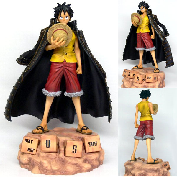 Piece story. Луффи в черном плаще. Фигурка Луффи на желтой подставке. Monkey d Luffy Diorama. Чёрный плащ Луффи купить.