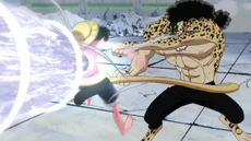 Lucci golpea a Luffy con rokuogan.