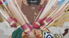 Kelly golpea sin piedad a Boo.