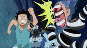 Buggy erschrickt als er Luffy in Impel Down trifft